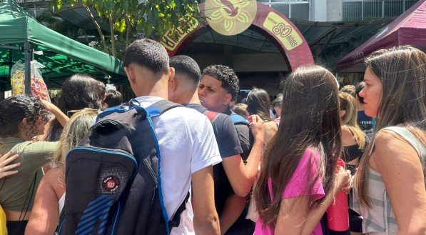 Estudantes na entrada da Unicap para fazer o Enem 2024