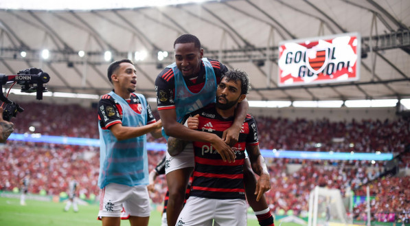 Imagem do atacante Gabigol comemorando gol para o Flamengo sobre o Atlético-MG