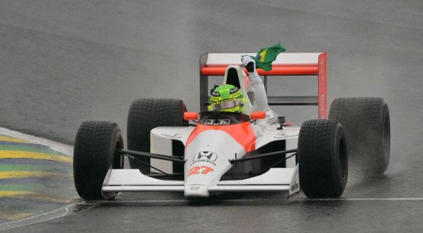 Hamilton pilota McLaren de Senna em homenagem em Interlagos antes do GP de São Paulo