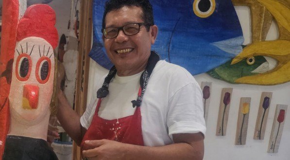 Gilberto Carcará criou as esculturas de galinhas em troncos de coqueiro