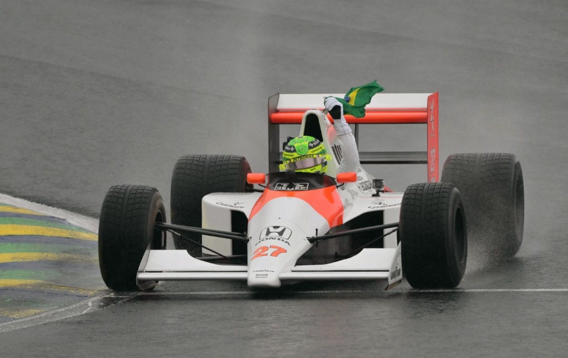 Hamilton pilota McLaren de Senna em homenagem em Interlagos antes do GP de São Paulo