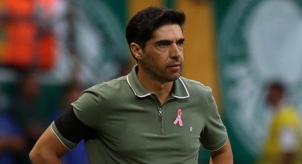 Abel Ferreira com expressão na área técnica do Palmeiras