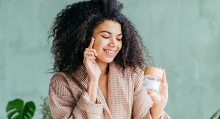 Nem sempre a pele oleosa tem acne (Imagem: Iryna Inshyna | Shutterstock)