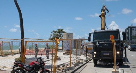 Orla de Boa Viagem - Obras na divisa de Recife com Jaboatão dos Guararapes - Problemas com escadarias quebradas - Pedras se deslocando - Banheiros Públicos na Orla