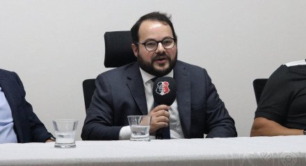 Vice-presidente do Santa Cruz, Marcos Benevides, em reunião com o elenco