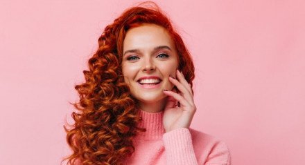 O cabelo ruivo estará em alta em 2025 (Imagem: Look Studio | Shutterstock)