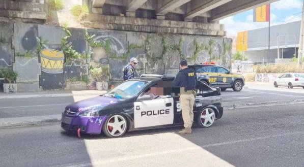 Imagem do carro caracterizado como uma viatura de polícia dos Estados Unidos 