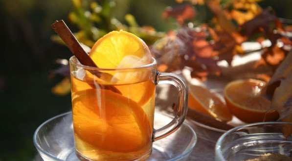 Chá de canela com laranja (Imagem: Maren Winter | Shutterstock)