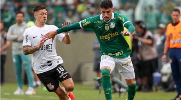 Jogador de Corinthians e Palmeiras em disputa de bola