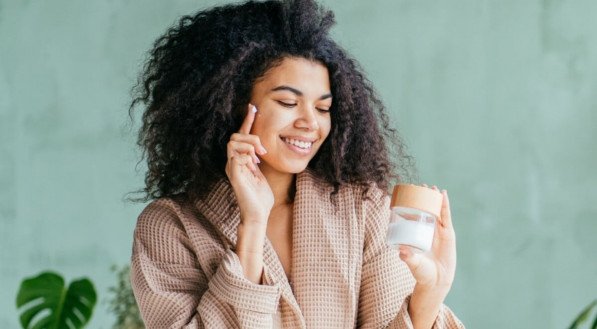 Nem sempre a pele oleosa tem acne (Imagem: Iryna Inshyna | Shutterstock)