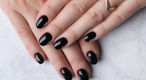 Imagem ilustrativa de unhas pintadas de preto!