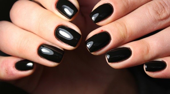 Imagem ilustrativa de unhas pintadas de preto!