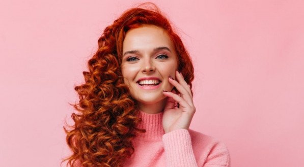 O cabelo ruivo estará em alta em 2025 (Imagem: Look Studio | Shutterstock)