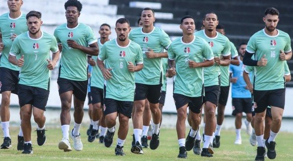 Elenco do Santa Cruz realiza atividade no gramado do Arruda