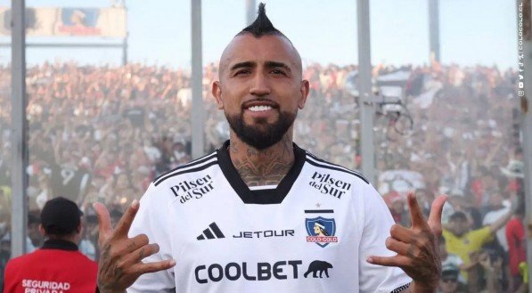 Arturo Vidal com a camisa do Colo-Colo