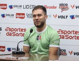 Lucas Bessa, atleta do Santa Cruz Futebol Clube, em coletiva de imprensa