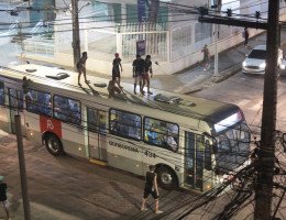 Prática do 'surf nos ônibus' tem crescido no Grande Recife, inclusive com mortes de adolescentes