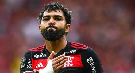 Gabigol bate no peito após marcar gol pelo Flamengo