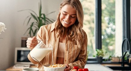 O leite é uma excelente fonte de nutrientes essenciais para a saúde (Imagem: ORION PRODUCTION | Shutterstock) 