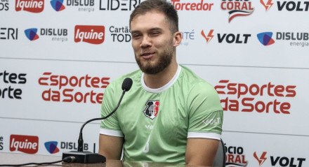 Lucas Bessa, atleta do Santa Cruz Futebol Clube, em coletiva de imprensa