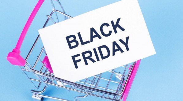 Estratégias aumentam as vendas dos lojistas durante a Black Friday (Imagem: Fox_Ana | Shutterstock) 