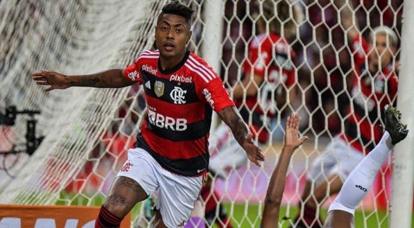 Bruno Henrique com os braços abertos em celebração de gol