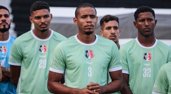Zagueiro Everton Sena ao lado de companheiros do elenco do Santa Cruz