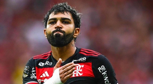 Imagem de Gabigol, que bate no peito ap&oacute;s marcar gol pelo Flamengo