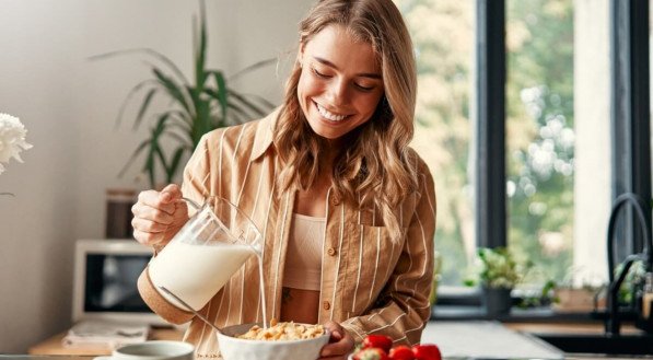 O leite é uma excelente fonte de nutrientes essenciais para a saúde (Imagem: ORION PRODUCTION | Shutterstock) 