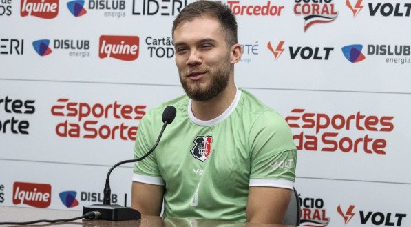 Lucas Bessa, atleta do Santa Cruz Futebol Clube, em coletiva de imprensa