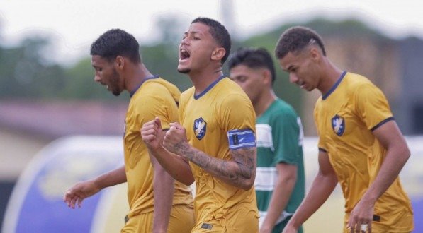 Imagem dos jogadores do Retrô em ação no campo