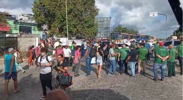 Rodoviarios na PE-15 em Olinda