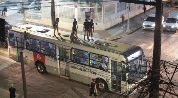 Governadora Raquel Lyra vetou PL que pro&iacute;be 'surf' nos &ocirc;nibus do Grande Recife
