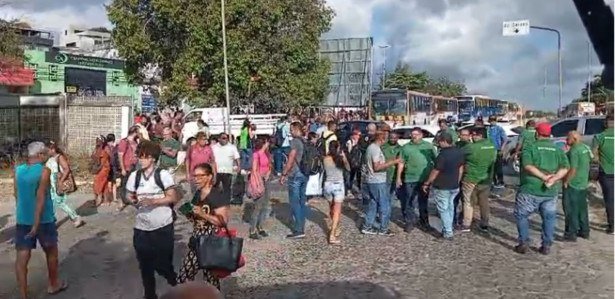 Rodoviarios na PE-15 em Olinda