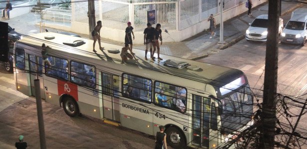 Prática do 'surf nos ônibus' tem crescido no Grande Recife, inclusive com mortes de adolescentes