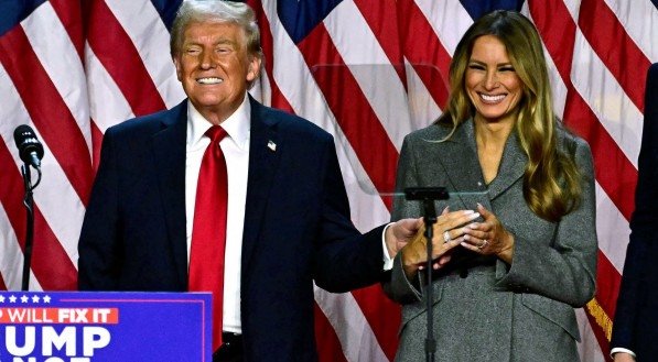 Imagem do proximo presidente dos Estados Unidos (EUA), Donald Trump, que venceu as eleições de 2024 contra Kamala Harris. O presidente aparece ao lado de sua esposa Melania Trump