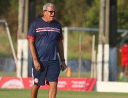 Imagem do técnico Hélio dos Anjos em treino do Náutico na época