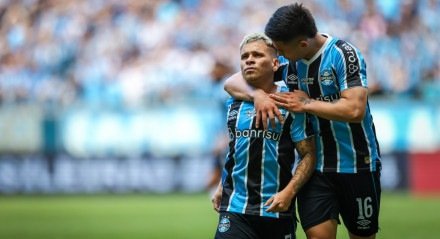 Soteldo recebe abraço após marcar gol pelo Grêmio
