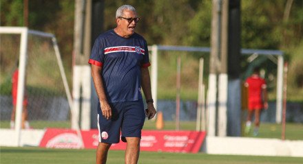 Imagem do técnico Hélio dos Anjos em treino do Náutico na época