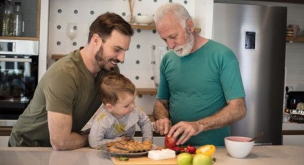 O cuidado com a alimentação ajuda na prevenção de doenças comuns em homens (Imagem: Mladen Zivkovic | Shutterstock)