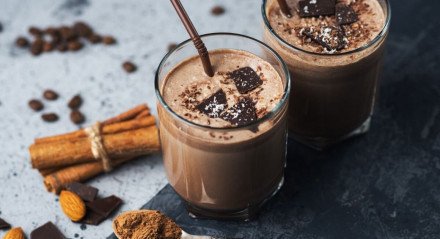 Vitamina de chocolate com café e canela (Imagem: PavelKant | Shutterstock)