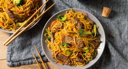 Yakisoba de carne (Imagem: Brent Hofacker | Shutterstock)