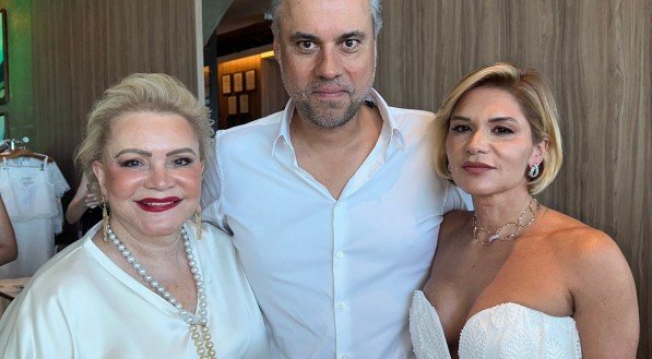 Jacques Rodrigues, CEO da Talento Joias, ladeado por Lilia e Juliana Santos, em almoço no "Bargaço"