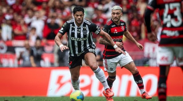 Hulk e De Arrascaeta em disputa de bola na final da Copa do Brasil