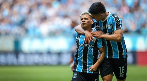 Soteldo recebe abraço após marcar gol pelo Grêmio
