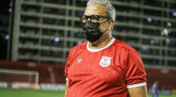 Imagem do técnico Hélio dos Anjos com a camisa do Náutico ainda na época das restrições da covid-19