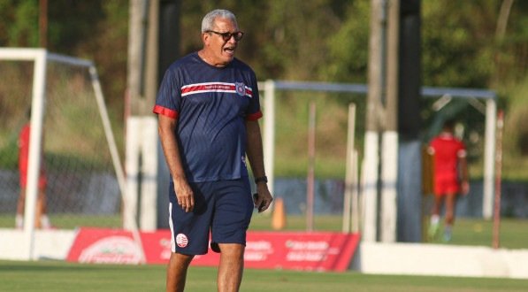 Imagem do técnico Hélio dos Anjos em treino do Náutico na época