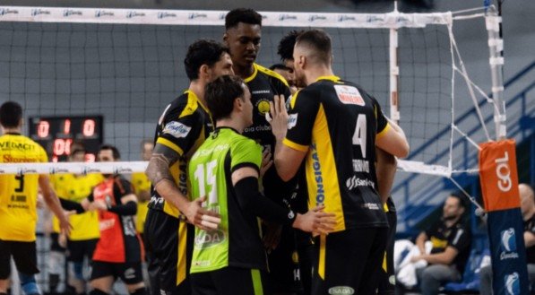 Imagem dos jogadores do Praia Clube na Superliga Masculina