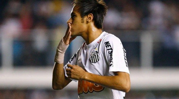 Neymar "manda" beijo para a torcida do Santos