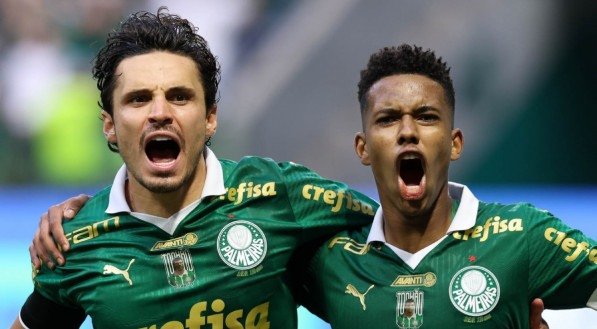 Raphael Veiga e Estevão abraçados ao celebrarem gol do Palmeiras